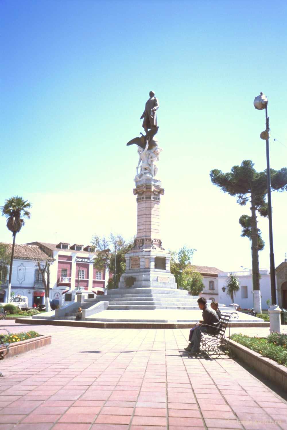 Monumento al geógrafo Maldonado en Riobamba (foto del día siguiente)